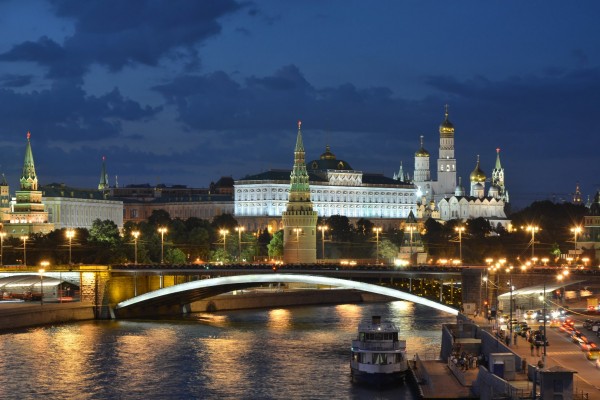 Moscow_Kremlin_and_Bolshoy_Kamenny_Bridge_late_evening_01.jpg