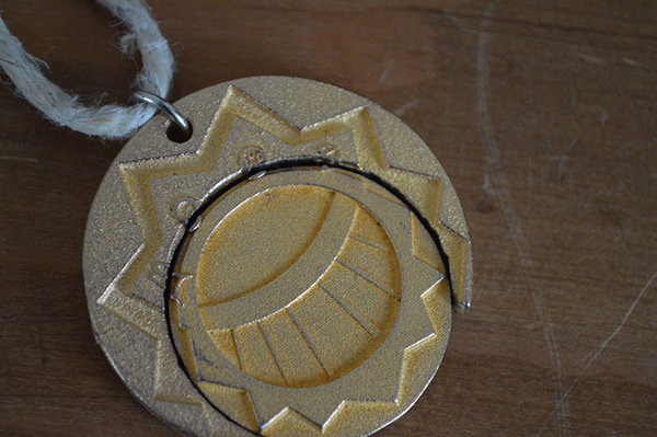 Verso.jpg (114.56 Kio) Vu 10055 fois Face verso du médaillon