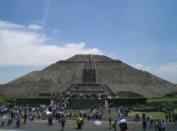 Teotihuacan pyramide du soleil.PNG