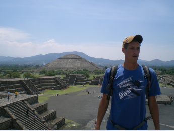 Teotihuacan, au nord de Mexico. L' arrivée au sommet de la pyramide de la lune est difficile! On est à 2500 mètres d'altitude, l’oxygène est plus rare, il fait un soleil de plomb et une chaleur écrasante, je suis en train de suffoquer LOL